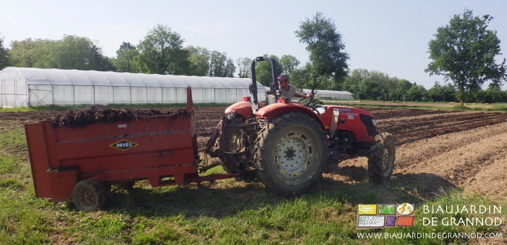 photo de Matthieu qui entre tracteur et épandeur dans une planche quasi sans manœuvre