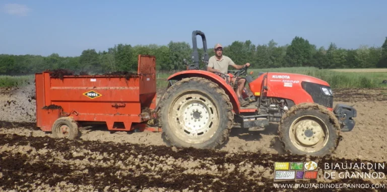 photo de Matthieu épandant le fumier en surface sur planche permanente
