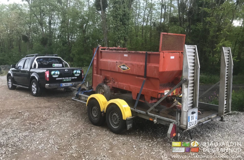 photo de la remorque livrant l'épandeur à la ferme