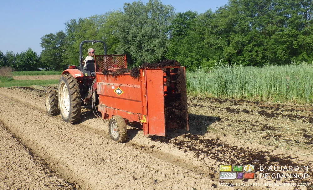 photo du travail avec les volets réglant la largeur d'épandage uniquement sur la planche