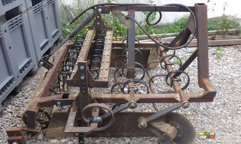 photo latérale de l'ensemble des bâtis articulés du vibroplanche autoconstruit