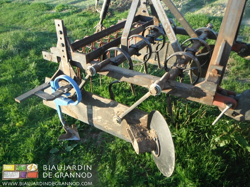 photo de vibroplanche détaillant les flasques, disques et dents d’entretien mobiles pour l’allée