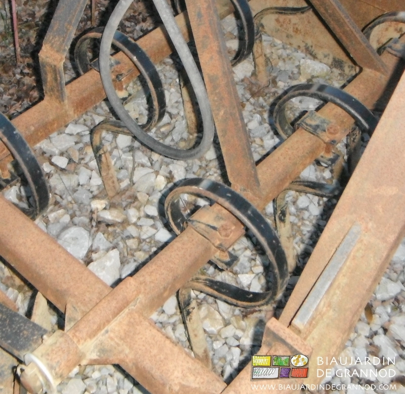 photo de vibroplanche monté avec dents droites et socs type doigts droits