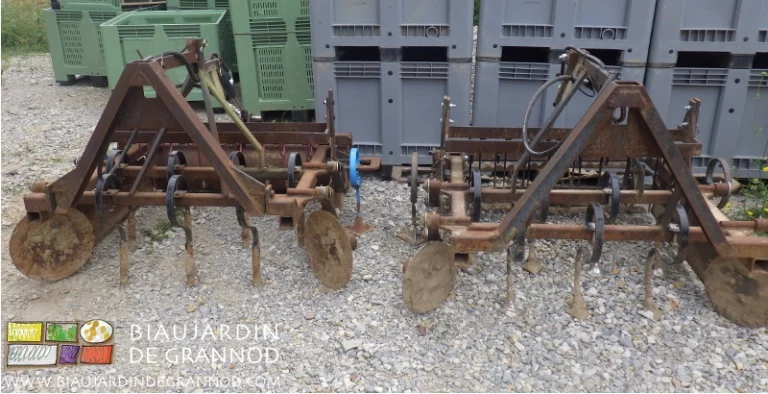 photo de 2 modèles de vibroplanche : doigt droit et rouleau plein, patte d'oie et rouleau crénelé