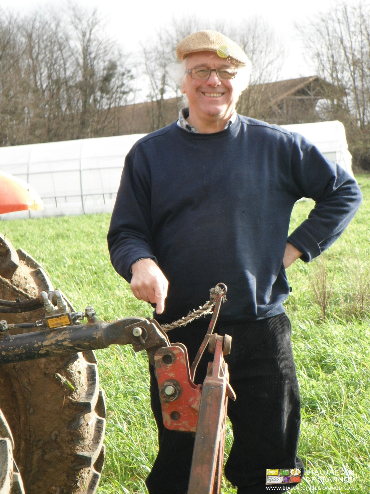 photo de Pascal Pigneret tout sourire devant son montage d'articulation du triangle d'attelage rapide