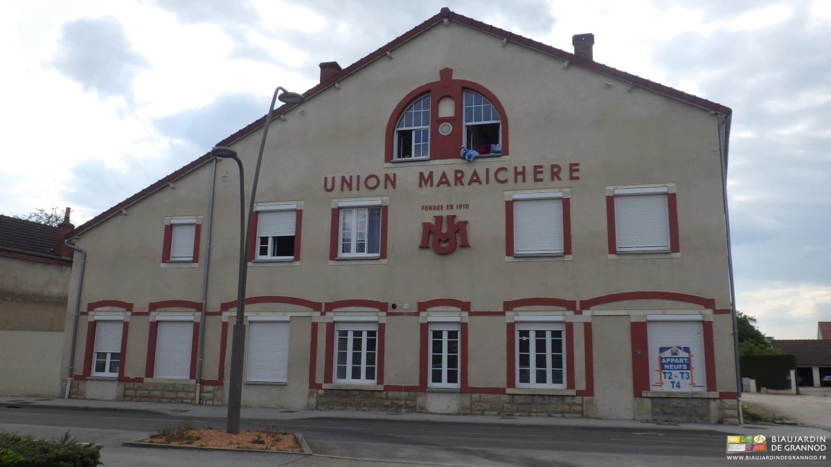photo de la façade de l'union maraîchère, tranformée en logements