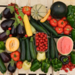 photo de toute la collection de légumes fruits de saison sur fond de cagettes bois