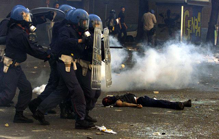 photo de charge de police près du corps écrasé du jeune Carlo Giuliani