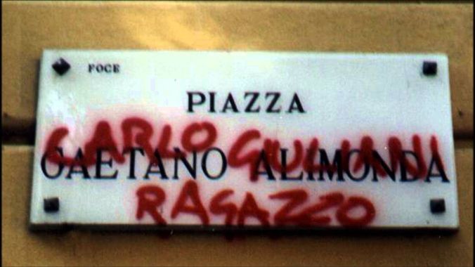 plaque de la piazza Gaetano Alimo taguée piazza Carlo Giuliani Ragazzo
