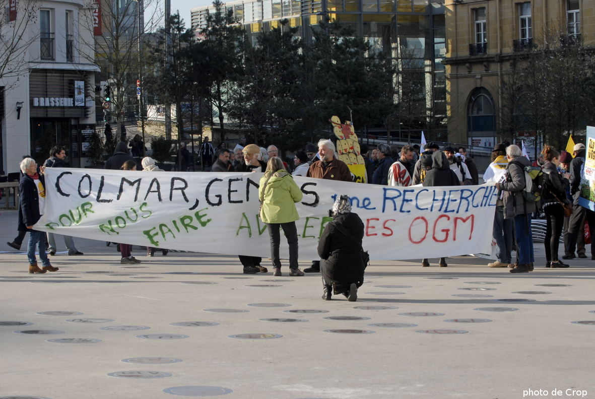 phooto de la banderole de tête fièrement portée par plusieurs paysans bio bourguignons