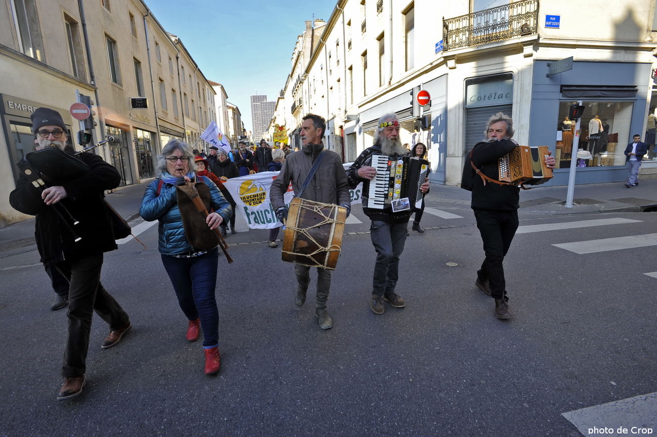 photo d'un groupe de musiciens avec accordéon, biniou et percussion