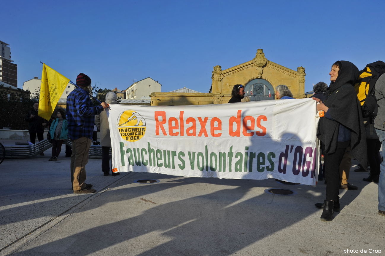 photo devant la gare de banderole réclamant la relaxe pour les Faucheurs Volontaires