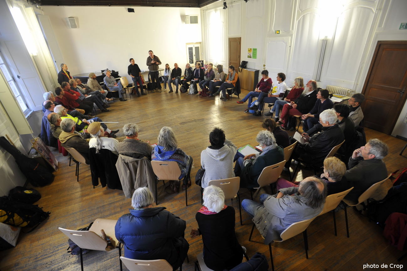 photo du groupe Faucheurs et avocats en cercle de discussion