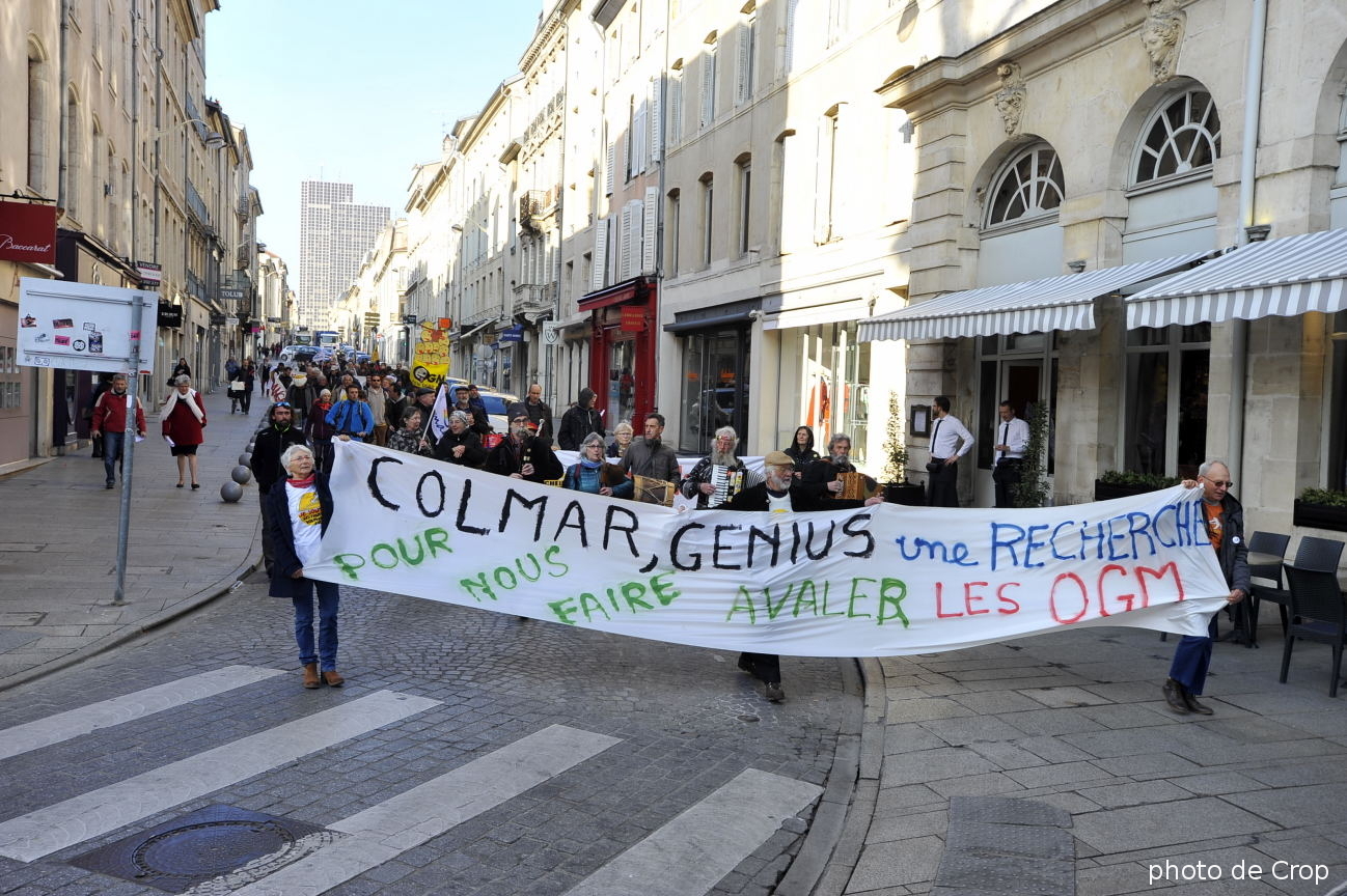 photo de manif proclamant « Colmar et Génius une recherche pour nous faire avaler les ogm »