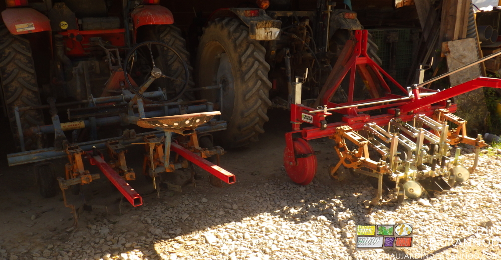 photo des 2 bineuses guidées rangées côte côte