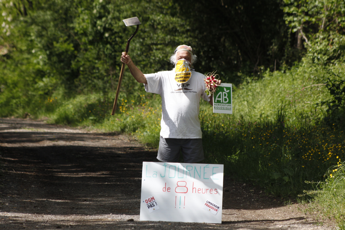 photo du biau retraité manifestant sur chemin communal avec masque à logo faucheur volontaire