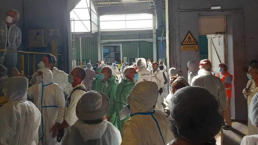 photo de l'inspection dans le hangar de stockage de semencesà la recherche des OGM