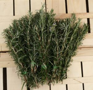 des bouquets de romarin sur cagette bois