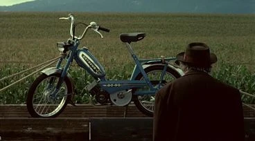 photo du film, le retraité accueille son vêlô comme il dit