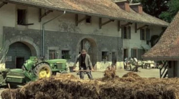 photo du film de Yersin, le commis de ferme sur le tas de fumier de la cour