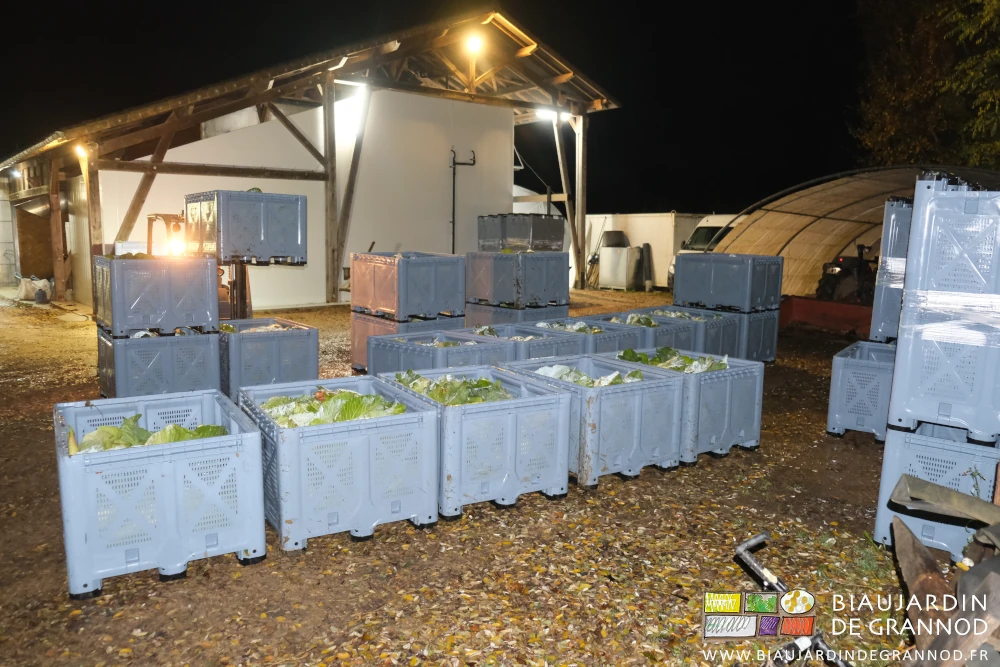 photo nocturne du ;locvakl en froid humide construit sous le pignon du bâtiment brique bois