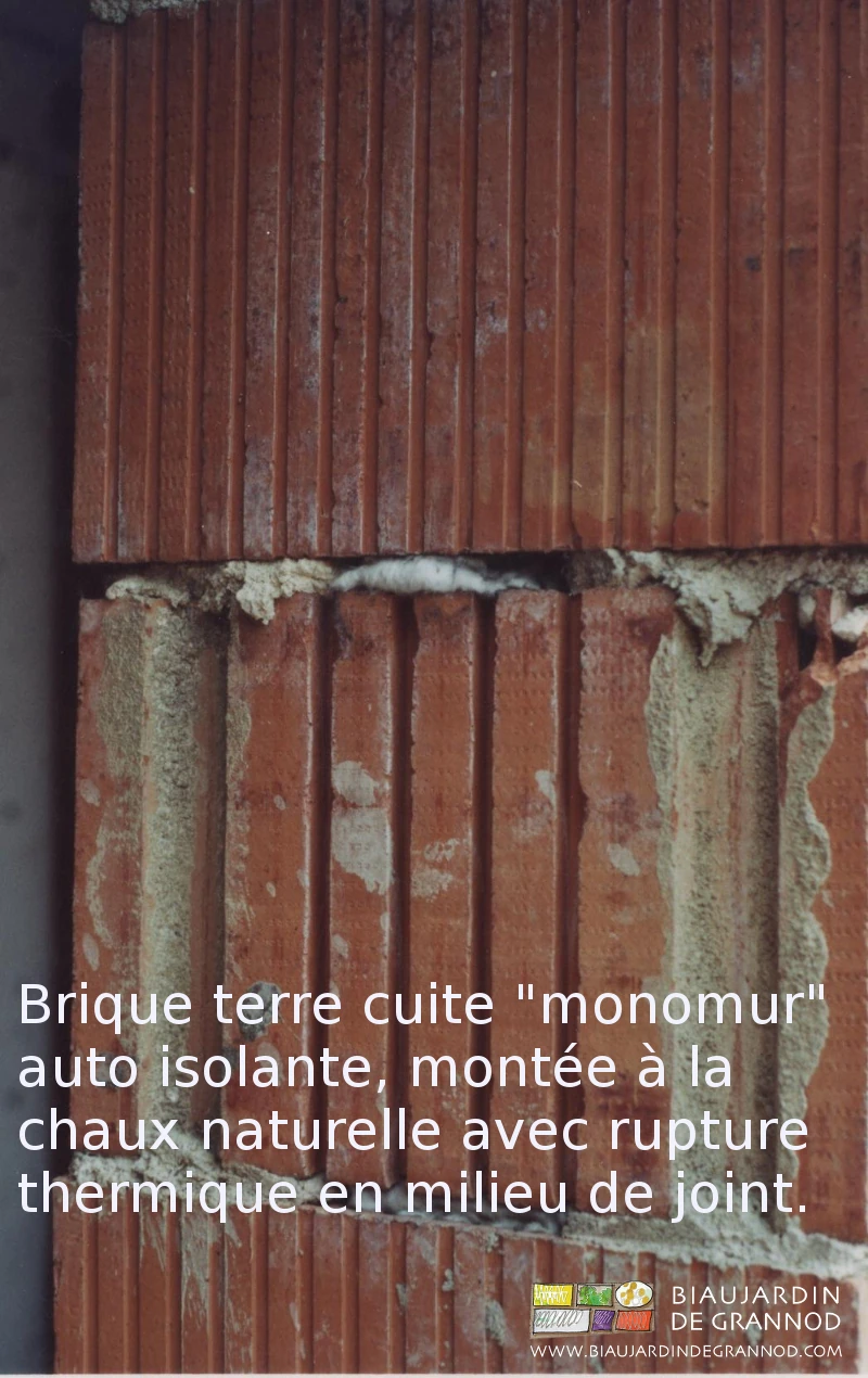 photo de mur brique 40 cm monté à la chaux avec rupture thermique dans les joints