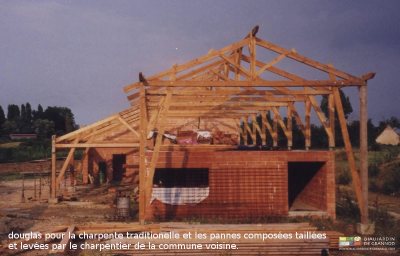 photo d'ensemble de la charpente tradi bois montée en partie sur murs brique