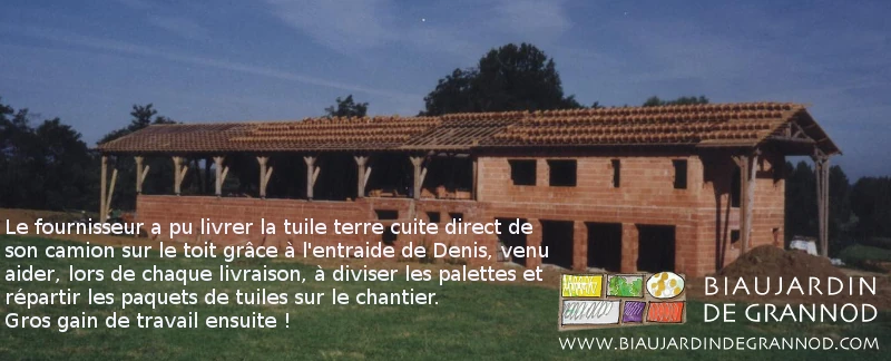 photo de la couverture du bâtiment en cours, les paquets de tuiles répartis au toit avant pose