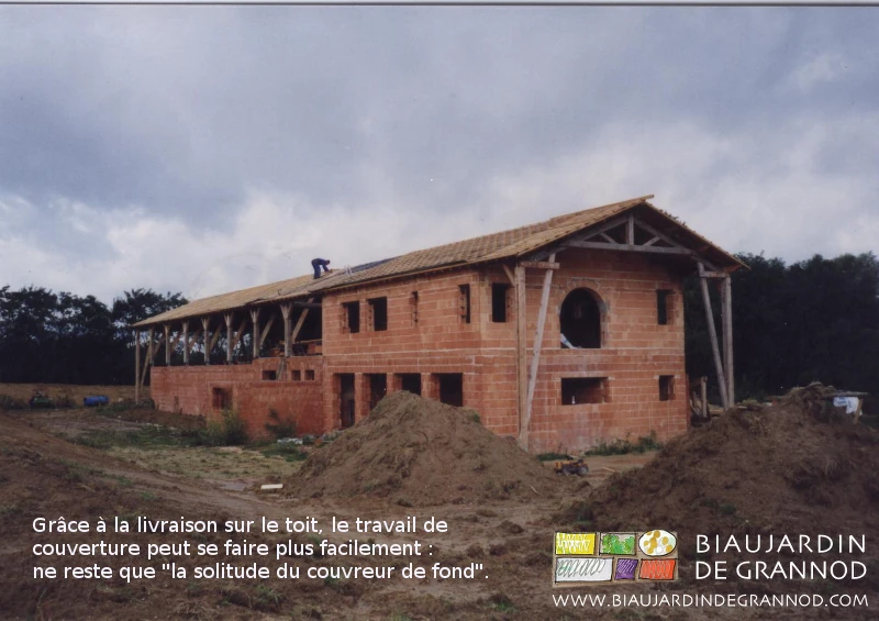 photo du Biau Jardinier posant seul la tuile sans difficulté après répartition en groupe