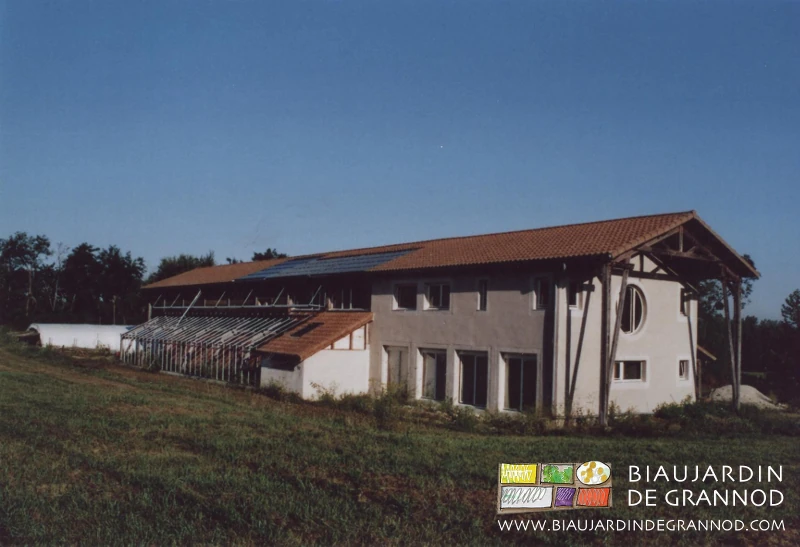 photo façade sud capteurs, serre, enduit chaux naturelle sur poteau maçonnés entre baies vitrées