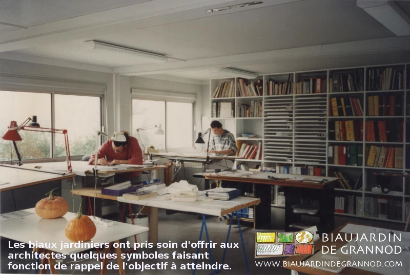 photo de l'atelier de l'architecte avec 2 potimarons sur la table
