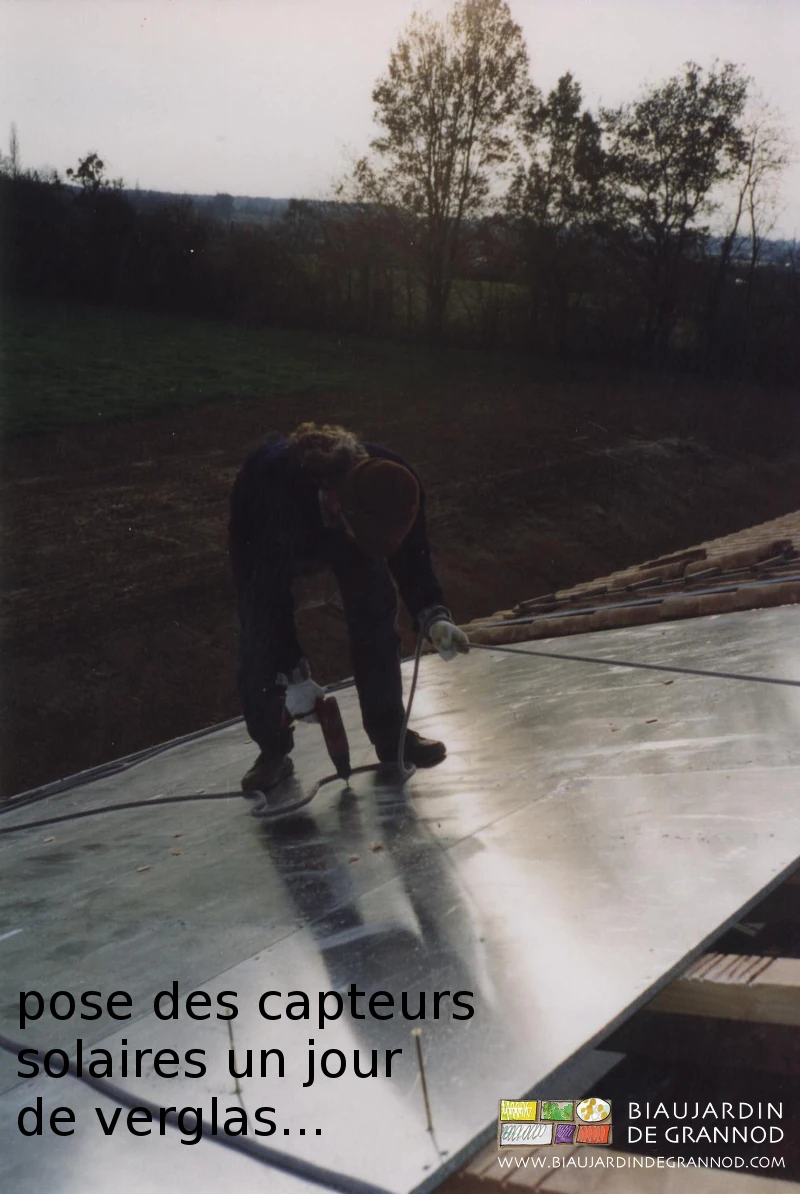 photo de Pascal tenant d’une main une corde et de l’autre vissant les capteurs un matin de verglas