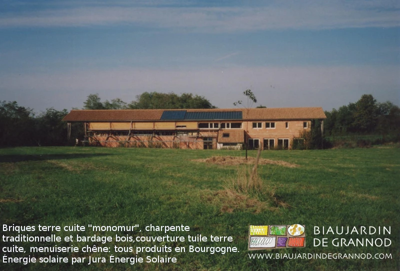 vue ensoleillée de notre longère autoconstruite "de brique et de bois" principalement