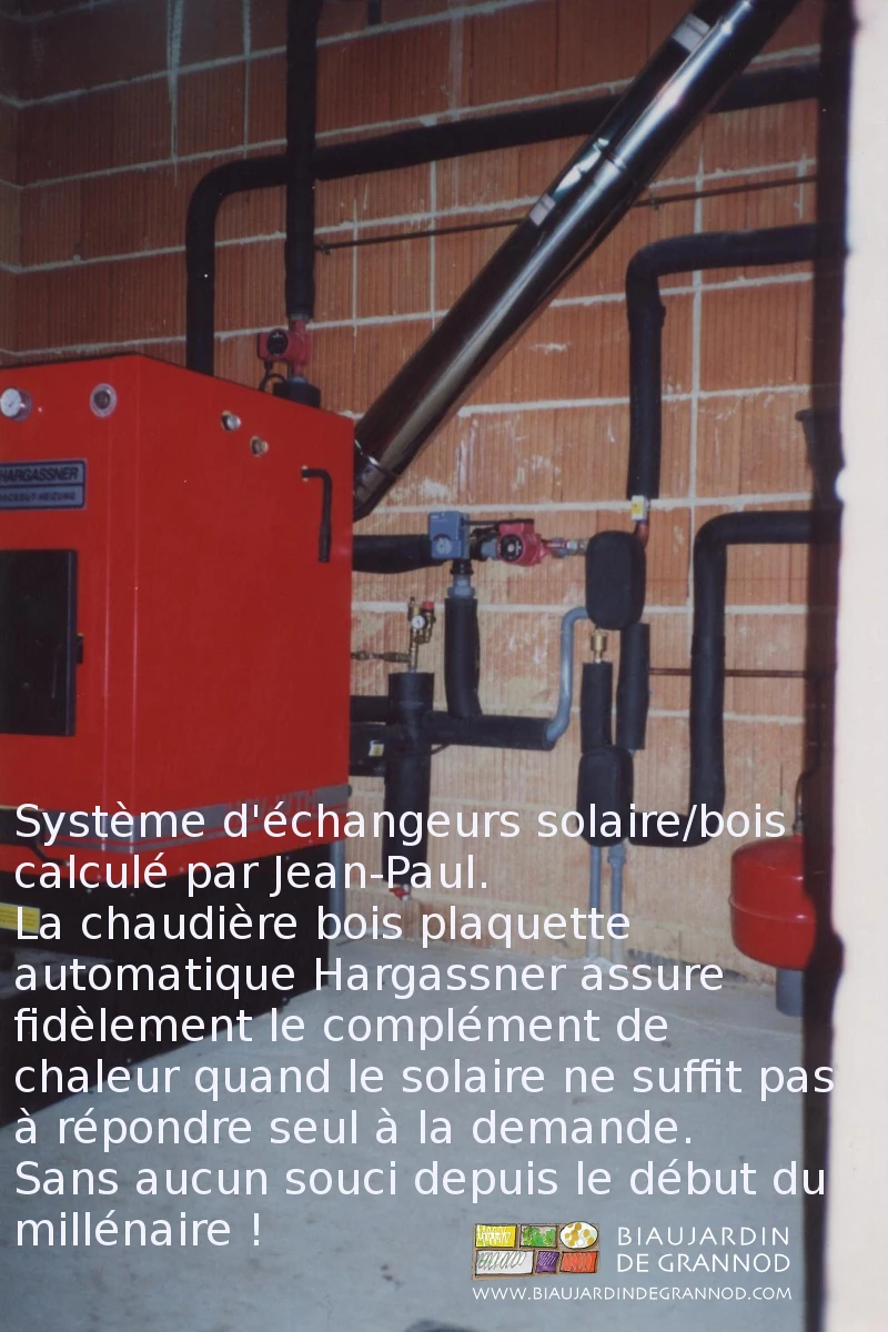 photo en chaufferie de la chaudière plaquette et ses circuits émetteurs