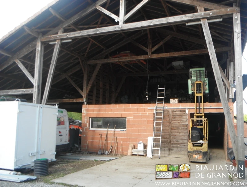 photo de Matthieu montant des palox à l'étage grâce au vieux chariot élévateur à essence