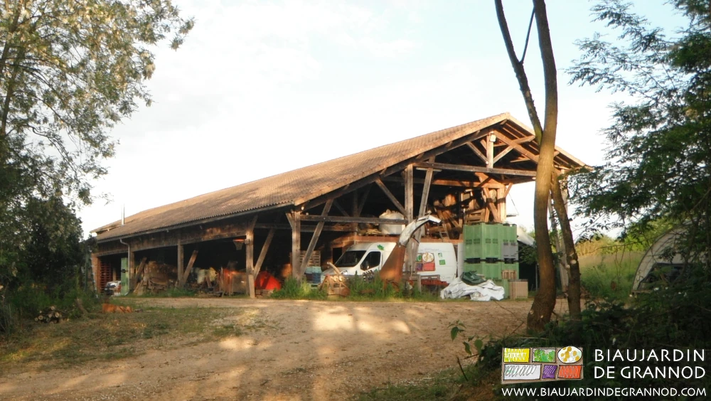 photo des vastes auvents Nord et Ouest servant d'abri au matériel