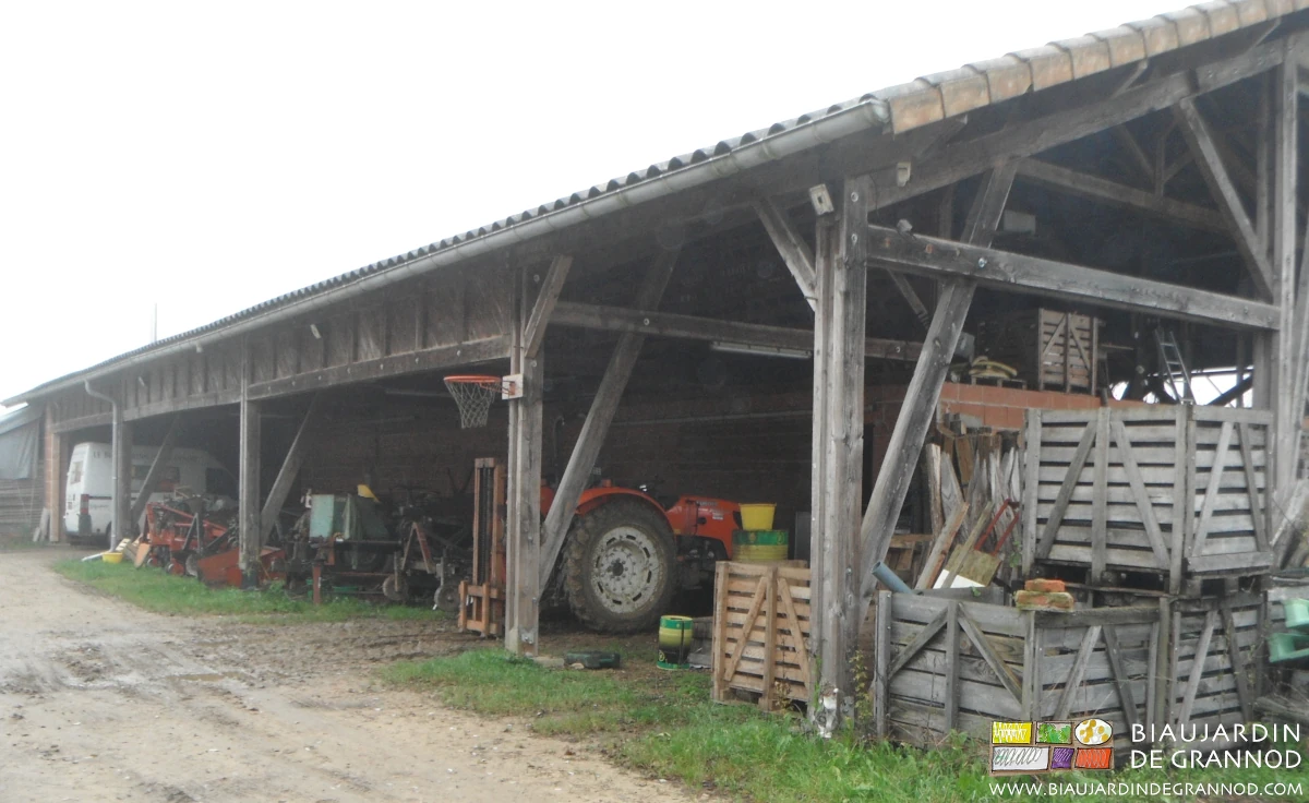photo par temps gris de l'auvent Nord abritant matériel et palox