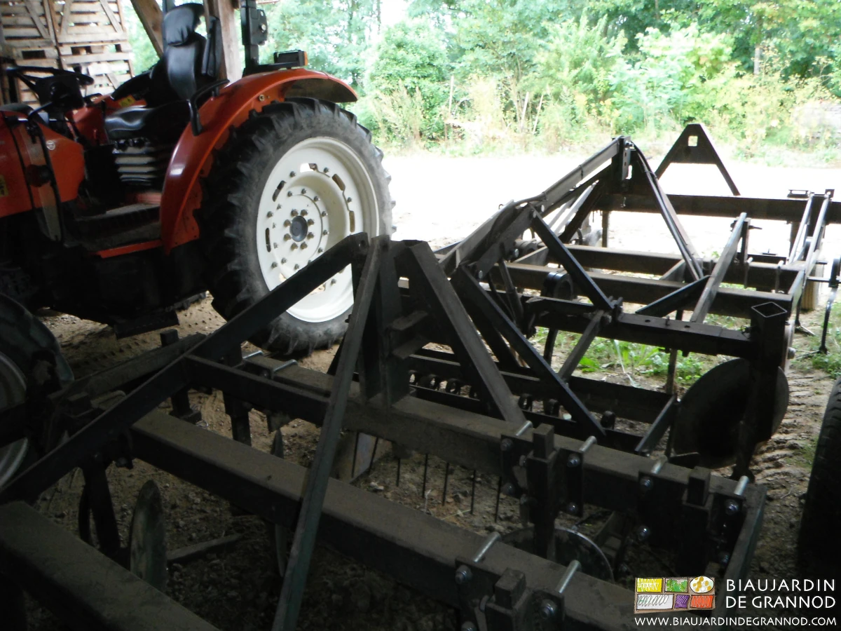 photo d'outils rangés l’un devant l’autre sous l'auvent et faciles à reprendre au triangle rapide
