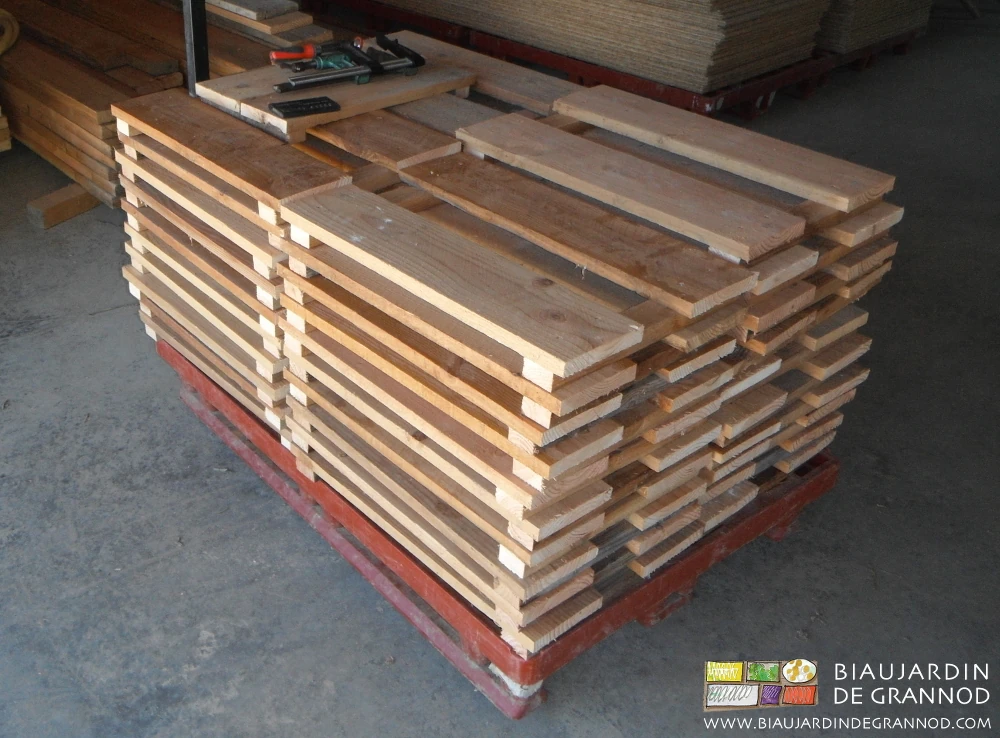 photo d'un stock de planchons faits en chutes de planches de douglas vissées