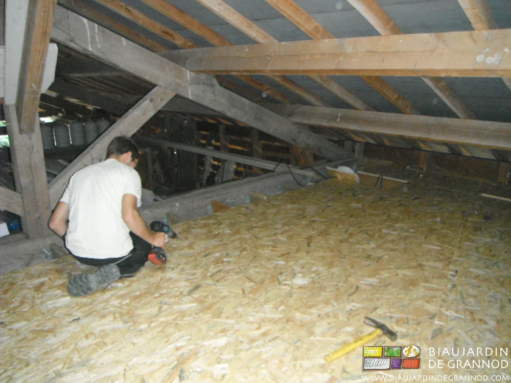 photo de Matthieu posant un plancher porteur sur le plafond d'un local de stockage de légumes