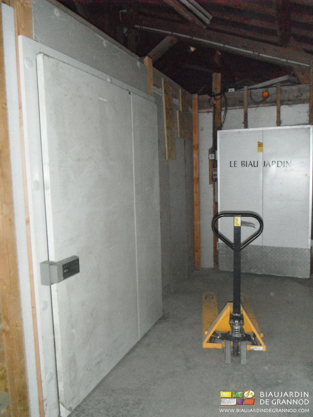 photo de l'étage et son transpalette qui y est en permanence