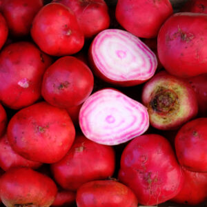 photo de betrerave chioggia à peau rouge vif et chair blanche à cercles rouge