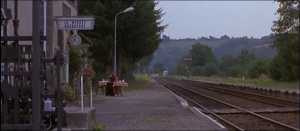 photo du film, l'admiration de la feuille de salade à table sur le quai de la gare