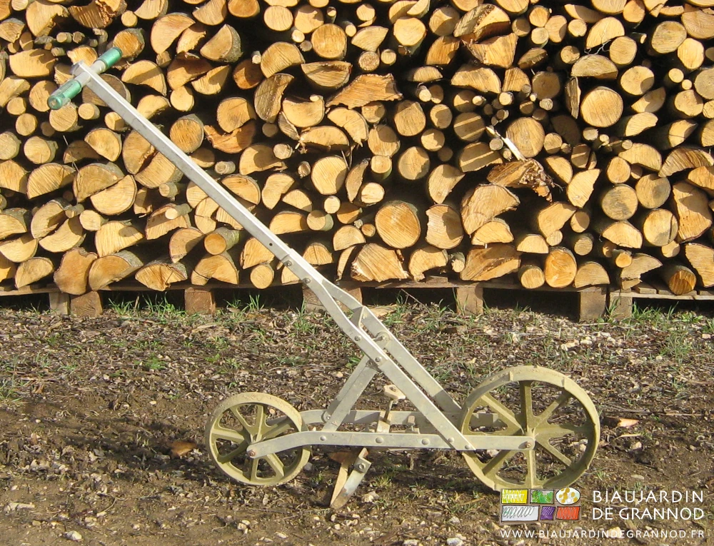 photo d'une houe en alu à deux roues pour faciliter le contrôle de profondeur de travail