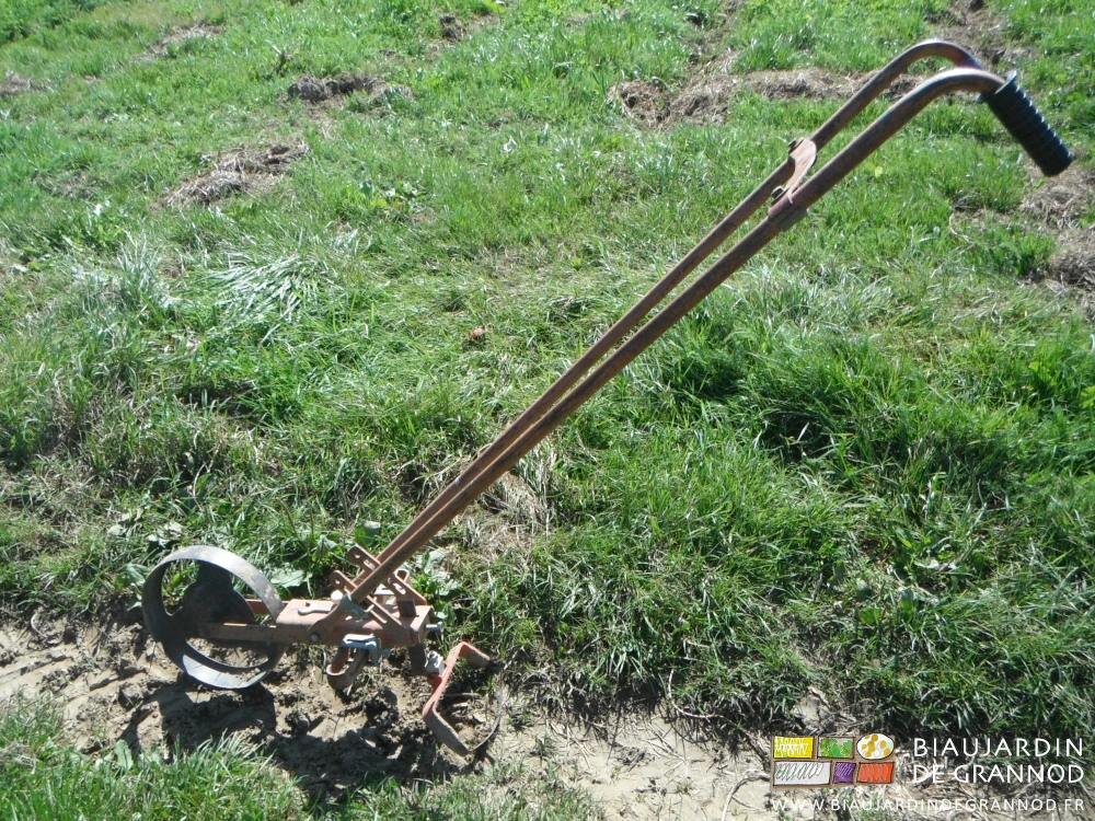 photo d'ensemble de la houe dite lettone