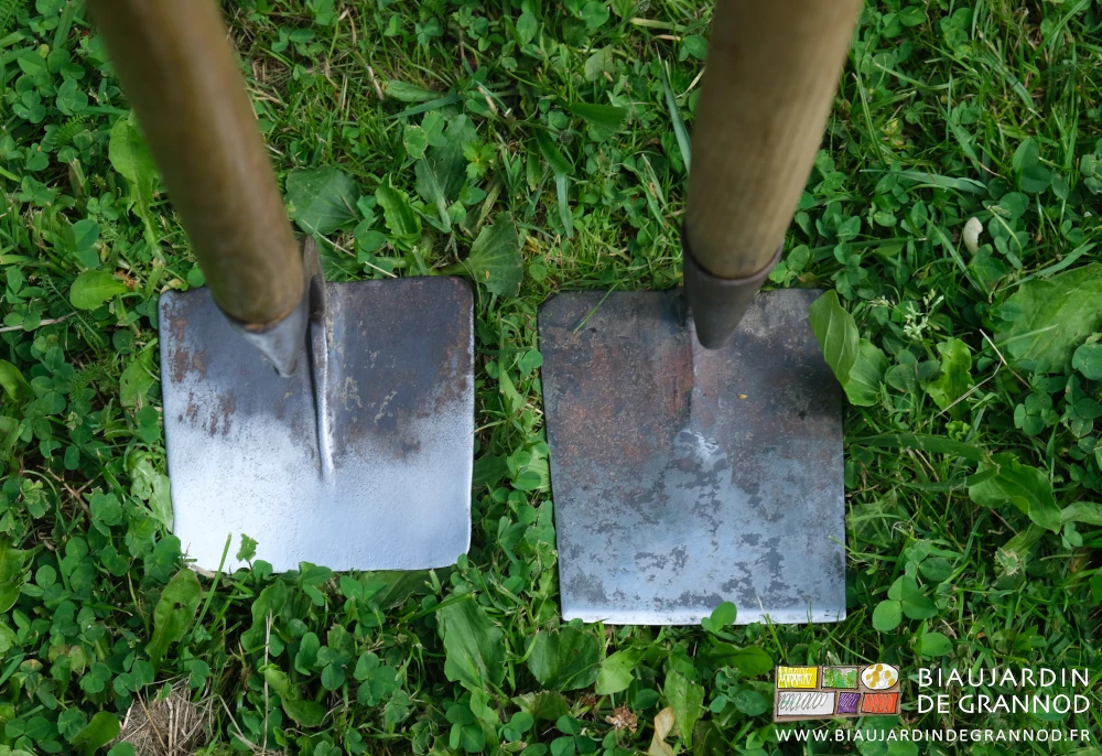 photo sur l'herbe des lames forgées de 2 sarclots emmanchés