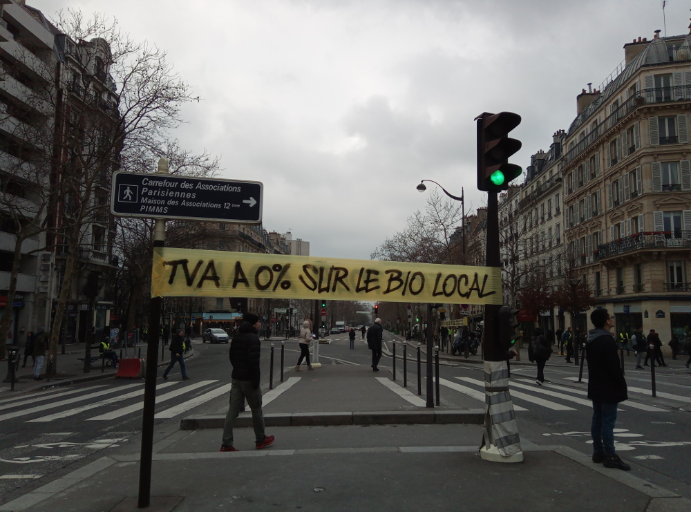 pohoto de banderole entre 2 feux de circulation revendicant la TVA à 0% pour le bio local