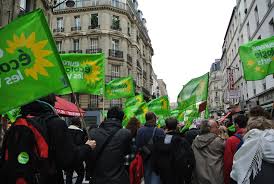 photo de manifestation avec drapeaux verts et tournesol eelv