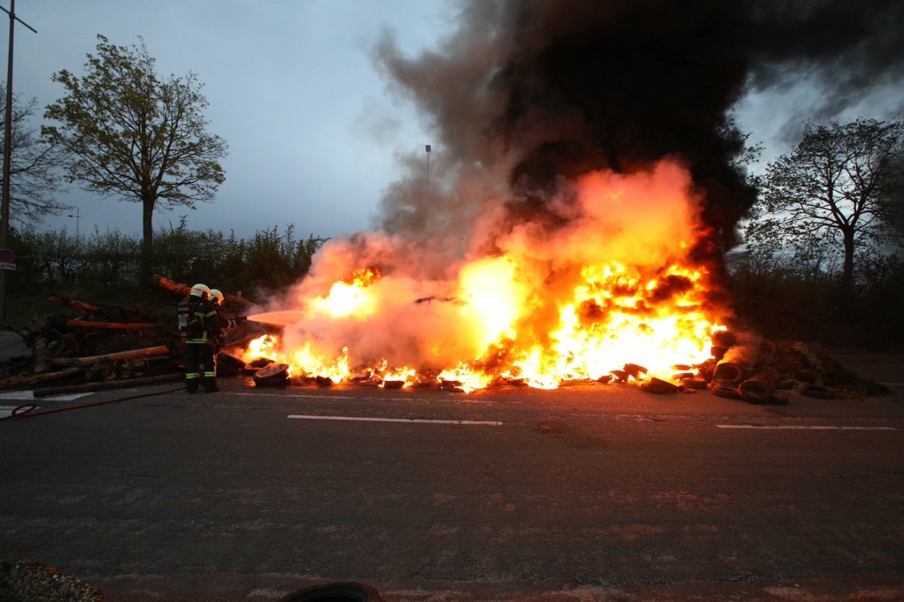 photo d'un feu fdsea de pneus sur bitume à Dijon