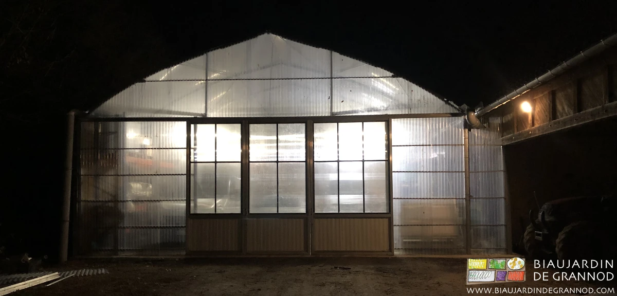 photo la nuit du bâtiment chapelle terminé, fermé, et bien éclairé